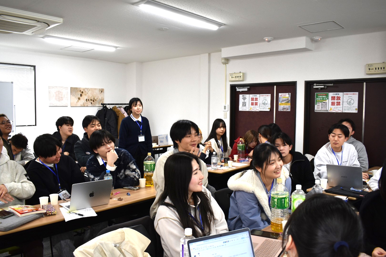 イベント企画発表会を笑顔で聞く学生たち