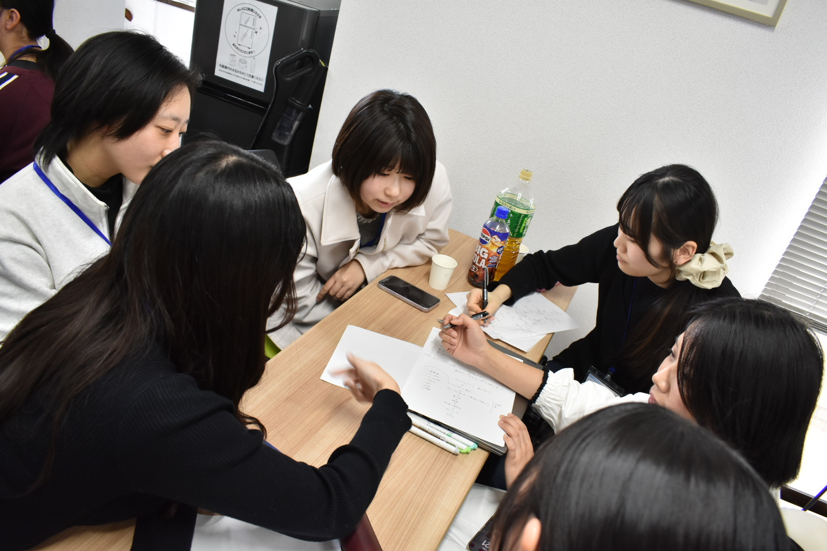 やってみたい日中交流イベントについて語り合う参加者