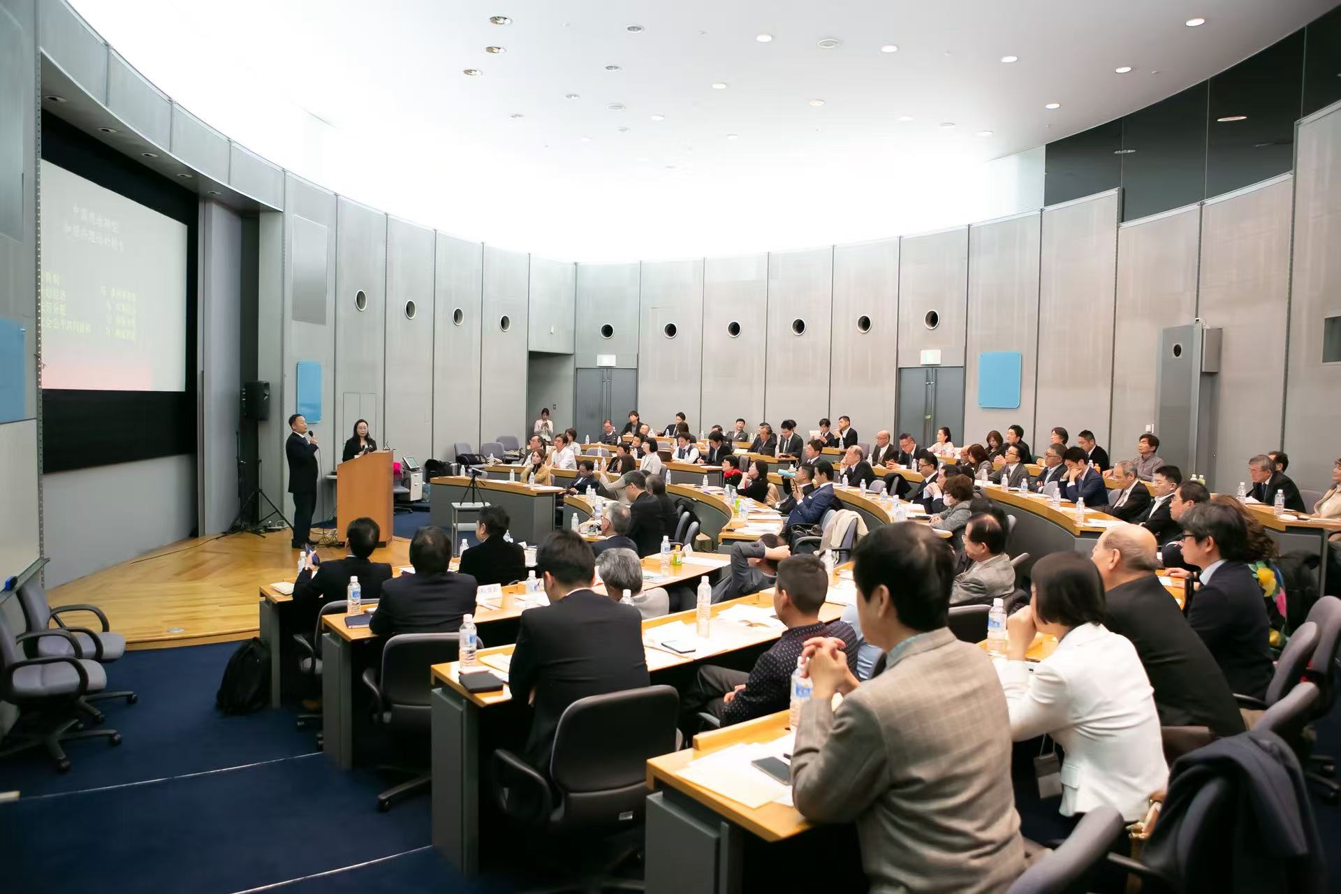 通訳をする周さん