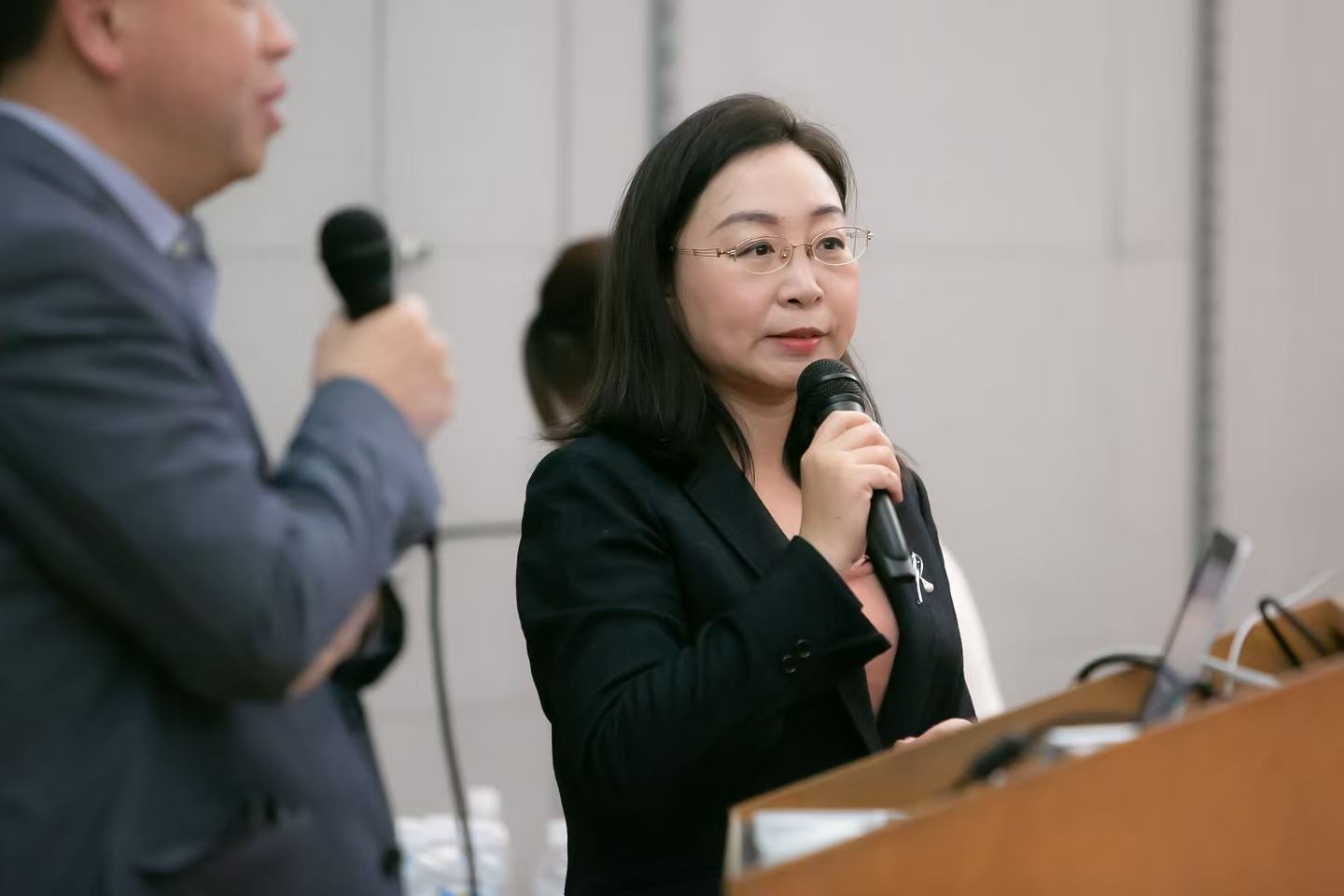 通訳をする周さん